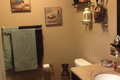 フィラデルフィアにあるトランジショナルスタイルのおしゃれな浴室 (レイズドパネル扉のキャビネット、濃色木目調キャビネット、人工大理石カウンター、茶色いタイル、磁器タイル、アルコーブ型シャワー、一体型シンク、ベージュの壁、スレートの床、分離型トイレ) の写真
