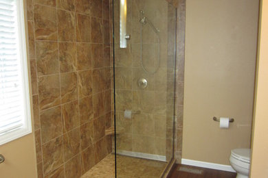 シーダーラピッズにあるおしゃれな浴室 (オープン型シャワー) の写真