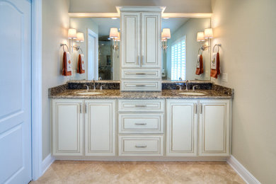 Diseño de cuarto de baño clásico con puertas de armario blancas, encimera de granito, baldosas y/o azulejos beige y paredes beige
