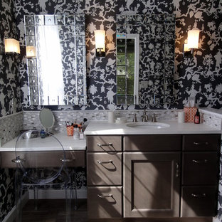 Imagen de cuarto de baño principal, contemporáneo, de tamaño medio, con lavabo bajoencimera, puertas de armario marrones, encimera de mármol, baldosas y/o azulejos multicolor, armarios estilo shaker, ducha empotrada, sanitario de una pieza, baldosas y/o azulejos de porcelana, paredes multicolor y suelo de baldosas de porcelana