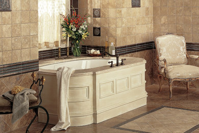 トロントにある高級な中くらいなトラディショナルスタイルのおしゃれなマスターバスルーム (アンダーマウント型浴槽、ベージュのタイル、茶色いタイル、石タイル、ベージュの壁、磁器タイルの床) の写真