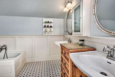 Ejemplo de cuarto de baño principal contemporáneo de tamaño medio con armarios estilo shaker, puertas de armario grises, bañera con patas, suelo con mosaicos de baldosas, lavabo con pedestal, encimera de mármol y ducha abierta