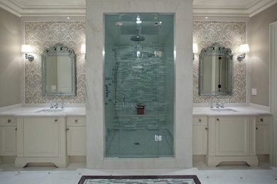 Example of a classic bathroom design in Toronto