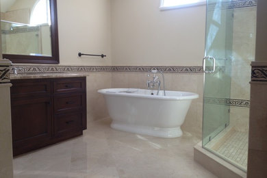 Modernes Badezimmer En Suite mit beigen Fliesen in Orange County