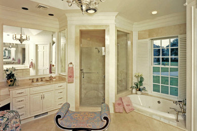 タンパにあるトラディショナルスタイルのおしゃれな浴室の写真