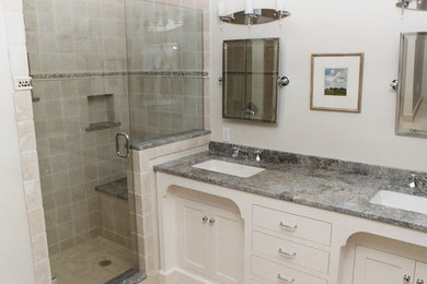 ニューヨークにあるお手頃価格の中くらいなトラディショナルスタイルのおしゃれな浴室 (白いキャビネット、ベージュのタイル、石タイル、大理石の洗面台) の写真