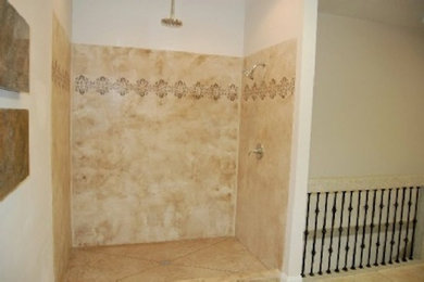 ミネアポリスにある広いおしゃれなマスターバスルーム (コンクリートの洗面台、オープン型シャワー、ベージュのタイル、セラミックタイル、ベージュの壁、セラミックタイルの床) の写真