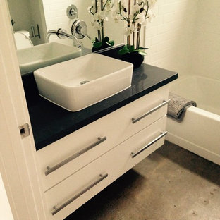 Kleines Retro Badezimmer mit Einbauwaschbecken, flächenbündigen Schrankfronten, weißen Schränken, Quarzit-Waschtisch, Einbaubadewanne, Keramikfliesen, weißer Wandfarbe und Keramikboden in Los Angeles