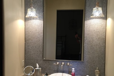 Ejemplo de cuarto de baño clásico renovado de tamaño medio con lavabo sobreencimera, puertas de armario de madera en tonos medios, encimera de granito, baldosas y/o azulejos azules y baldosas y/o azulejos en mosaico