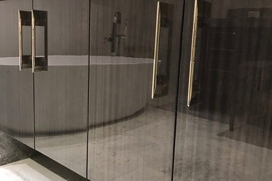 Diseño de cuarto de baño principal contemporáneo grande con armarios con paneles lisos, puertas de armario de madera en tonos medios, lavabo bajoencimera, encimera de granito y encimeras multicolor