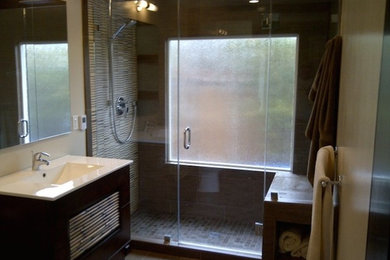 Cette image montre une salle de bain principale avec un lavabo posé.