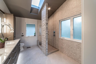 Imagen de cuarto de baño principal moderno con ducha abierta, baldosas y/o azulejos de porcelana, suelo de baldosas de porcelana, lavabo bajoencimera y ducha abierta