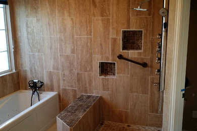Foto de cuarto de baño principal minimalista grande con lavabo encastrado, encimera de mármol, jacuzzi, ducha abierta, bidé, baldosas y/o azulejos beige, baldosas y/o azulejos en mosaico, paredes beige y suelo de travertino