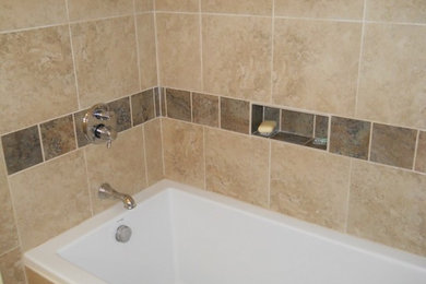 Ispirazione per una stanza da bagno con vasca/doccia e piastrelle beige