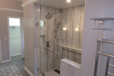 Ejemplo de cuarto de baño principal tradicional renovado grande con ducha doble, paredes grises, suelo de baldosas de porcelana, suelo gris y ducha con puerta con bisagras
