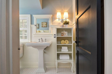 Imagen de cuarto de baño de estilo americano pequeño con armarios tipo mueble, puertas de armario blancas, bañera empotrada, sanitario de dos piezas, paredes azules, suelo de baldosas de cerámica y lavabo con pedestal