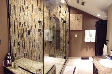 Foto de cuarto de baño clásico con ducha esquinera y baldosas y/o azulejos de piedra