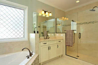 Foto de cuarto de baño principal grande con lavabo encastrado, puertas de armario beige, encimera de granito, bañera encastrada, ducha empotrada y paredes verdes