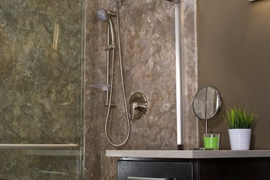 Ejemplo de cuarto de baño principal de tamaño medio con armarios con paneles lisos, puertas de armario grises, encimera de granito, ducha empotrada, baldosas y/o azulejos marrones y paredes marrones