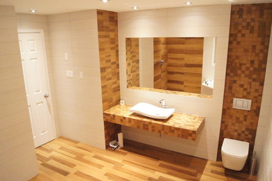 This is an example of a modern bathroom in Toronto.