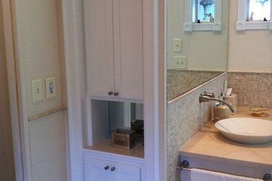 Ejemplo de cuarto de baño de tamaño medio con lavabo con pedestal, armarios con rebordes decorativos, puertas de armario blancas, encimera de piedra caliza y aseo y ducha