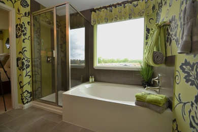 Diseño de cuarto de baño principal clásico con bañera exenta y paredes verdes