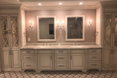 Foto de cuarto de baño clásico con armarios con paneles con relieve, puertas de armario blancas, encimera de granito y encimeras beige