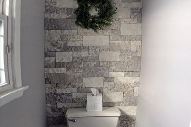 Modelo de cuarto de baño campestre con paredes grises y encimera de mármol