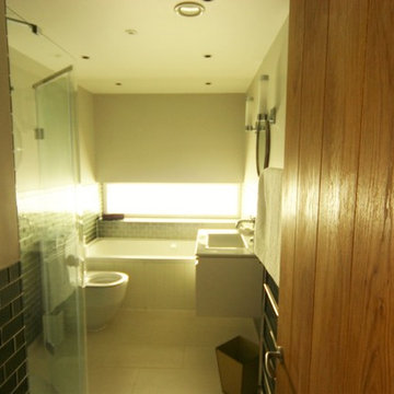 Bathroom & Shower, with discreet window to the sunrise