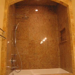Idee per una piccola stanza da bagno padronale mediterranea con consolle stile comò, ante in legno bruno, vasca sottopiano, doccia doppia, WC monopezzo, piastrelle marroni, piastrelle in pietra, pareti beige, pavimento in marmo, lavabo sottopiano, top in marmo, pavimento beige e porta doccia a battente