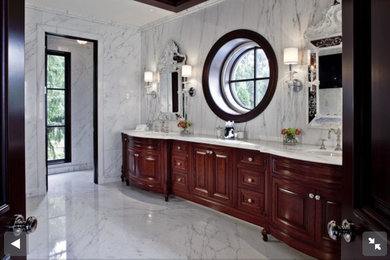 Ejemplo de cuarto de baño grande con lavabo encastrado, puertas de armario de madera en tonos medios, paredes grises y suelo de mármol