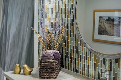 グランドラピッズにあるモダンスタイルのおしゃれな浴室の写真