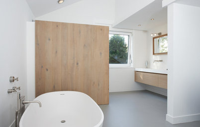 Introduce equipamiento de madera en el baño y realza su diseño