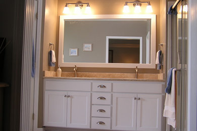 Bild på ett mellanstort vintage en-suite badrum, med skåp i shakerstil, vita skåp, beige väggar, ett undermonterad handfat, bänkskiva i kalksten, en dusch i en alkov, klinkergolv i keramik, beiget golv och dusch med skjutdörr