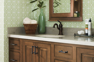 Imagen de cuarto de baño principal clásico con armarios con paneles con relieve, puertas de armario marrones, paredes verdes, lavabo bajoencimera y encimera de mármol