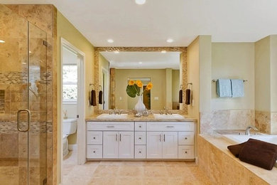 Exempel på ett mellanstort klassiskt en-suite badrum, med skåp i shakerstil, vita skåp, ett badkar i en alkov, en dusch i en alkov, en toalettstol med separat cisternkåpa, beige kakel, keramikplattor, beige väggar, klinkergolv i keramik och ett nedsänkt handfat