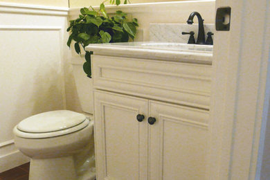 Modelo de cuarto de baño de tamaño medio con armarios con paneles empotrados, puertas de armario blancas y aseo y ducha
