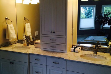 Ejemplo de cuarto de baño tradicional con armarios con paneles empotrados, puertas de armario blancas y paredes beige
