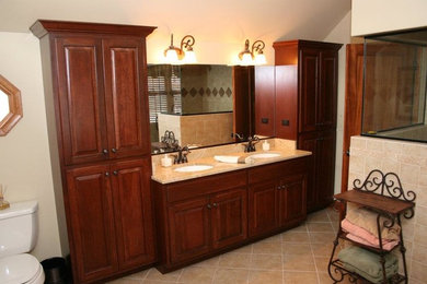 Идея дизайна: большая ванная комната с накладной раковиной, темными деревянными фасадами, угловым душем, унитазом-моноблоком, бежевой плиткой и бежевыми стенами