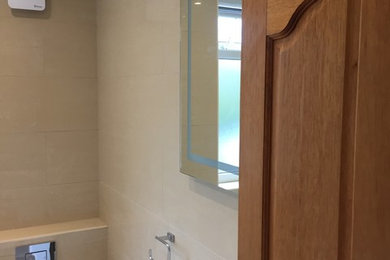Exemple d'une grande salle de bain moderne pour enfant avec un placard à porte plane et des portes de placard beiges.