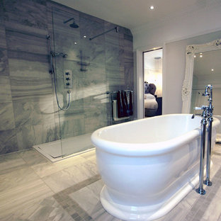 Mittelgroßes Shabby-Style Kinderbad mit freistehender Badewanne, Nasszelle, beigefarbenen Fliesen, Marmorfliesen, beiger Wandfarbe, Marmorboden, beigem Boden und offener Dusche in London