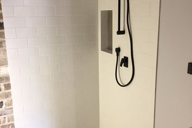 Ispirazione per una stanza da bagno minimalista di medie dimensioni con zona vasca/doccia separata, piastrelle bianche, pavimento in gres porcellanato, lavabo sospeso, doccia aperta, piastrelle in ceramica e pavimento grigio