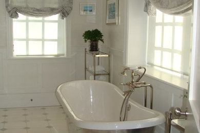 Inspiration för mellanstora klassiska en-suite badrum, med ett fristående badkar, vita väggar, klinkergolv i porslin och vitt golv