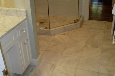 На фото: ванная комната в стиле кантри с фасадами с утопленной филенкой, белыми фасадами, мраморной столешницей, открытым душем, раздельным унитазом, белой плиткой и керамической плиткой с
