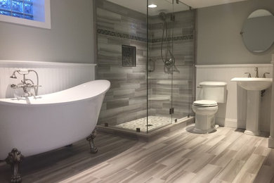 Foto de cuarto de baño principal clásico grande con baldosas y/o azulejos grises y encimera de acrílico