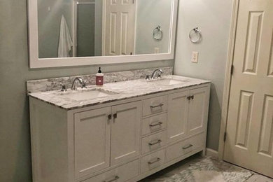 Idee per una stanza da bagno padronale chic di medie dimensioni con ante in stile shaker, ante bianche, pareti grigie, pavimento in marmo, lavabo sottopiano, top in granito, pavimento grigio e top grigio