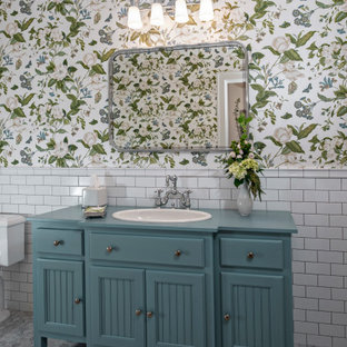 Esempio di una stanza da bagno tropicale con ante in stile shaker, ante blu, piastrelle bianche, piastrelle diamantate, pareti multicolore, pavimento con piastrelle a mosaico, lavabo da incasso, top in legno, pavimento grigio, top blu, un lavabo e mobile bagno freestanding