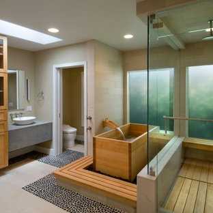 Immagine di una stanza da bagno contemporanea con vasca giapponese, lavabo a bacinella, pavimento con piastrelle di ciottoli e toilette