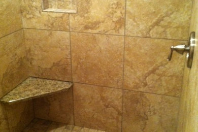 Diseño de cuarto de baño principal clásico con ducha abierta, baldosas y/o azulejos beige y baldosas y/o azulejos de cerámica