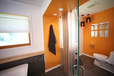 Imagen de cuarto de baño principal minimalista grande con bañera exenta, ducha empotrada, baldosas y/o azulejos grises, paredes blancas, suelo gris y ducha con puerta con bisagras